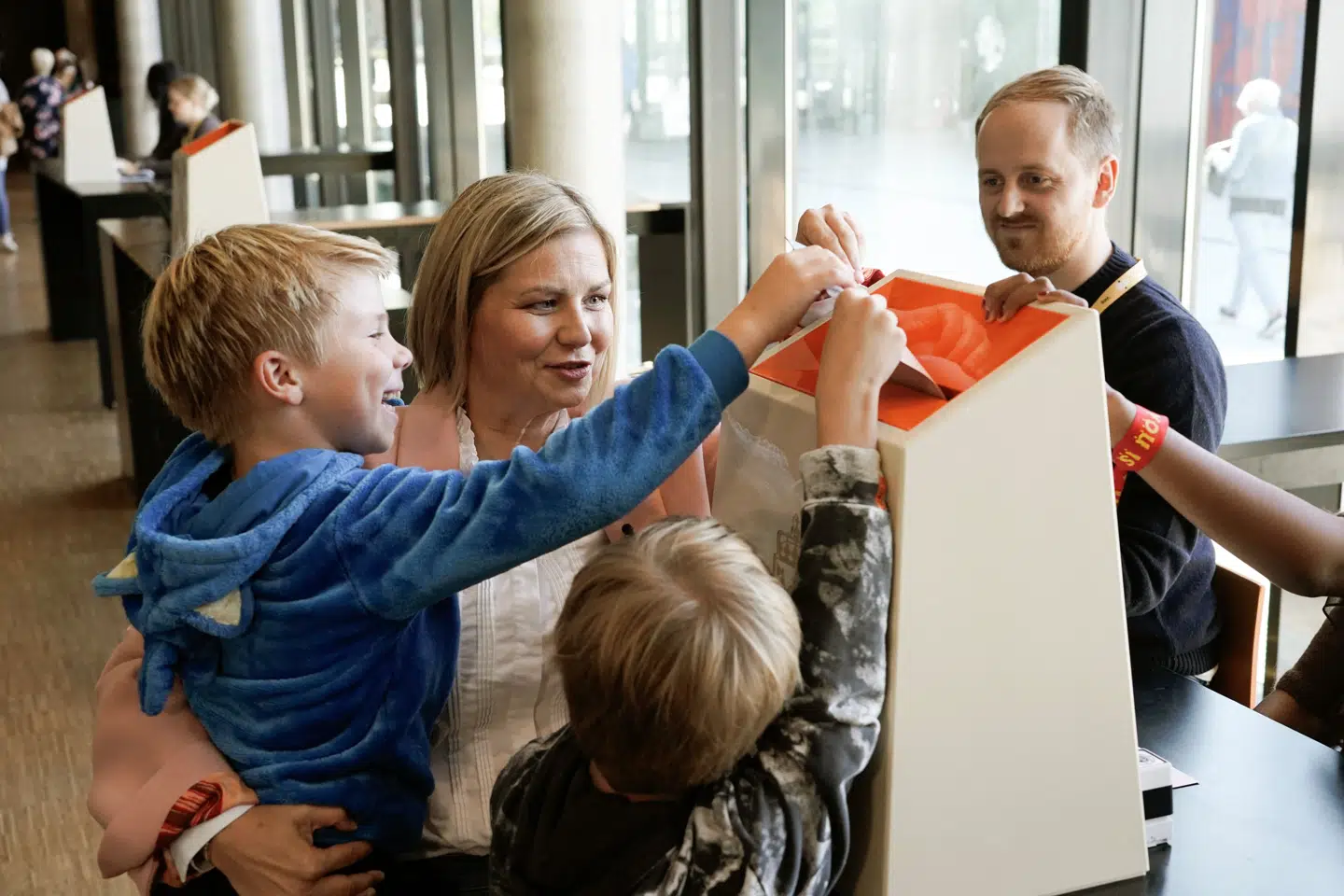 Nordmændene har haft svært ved at diskutere landets virkelige problemer i den nu overståede valgkamp. He er det partileder Guri Melby fra Venstre, der afgiver sin stemme på Fyrstikkalleen Skole i Oslo.