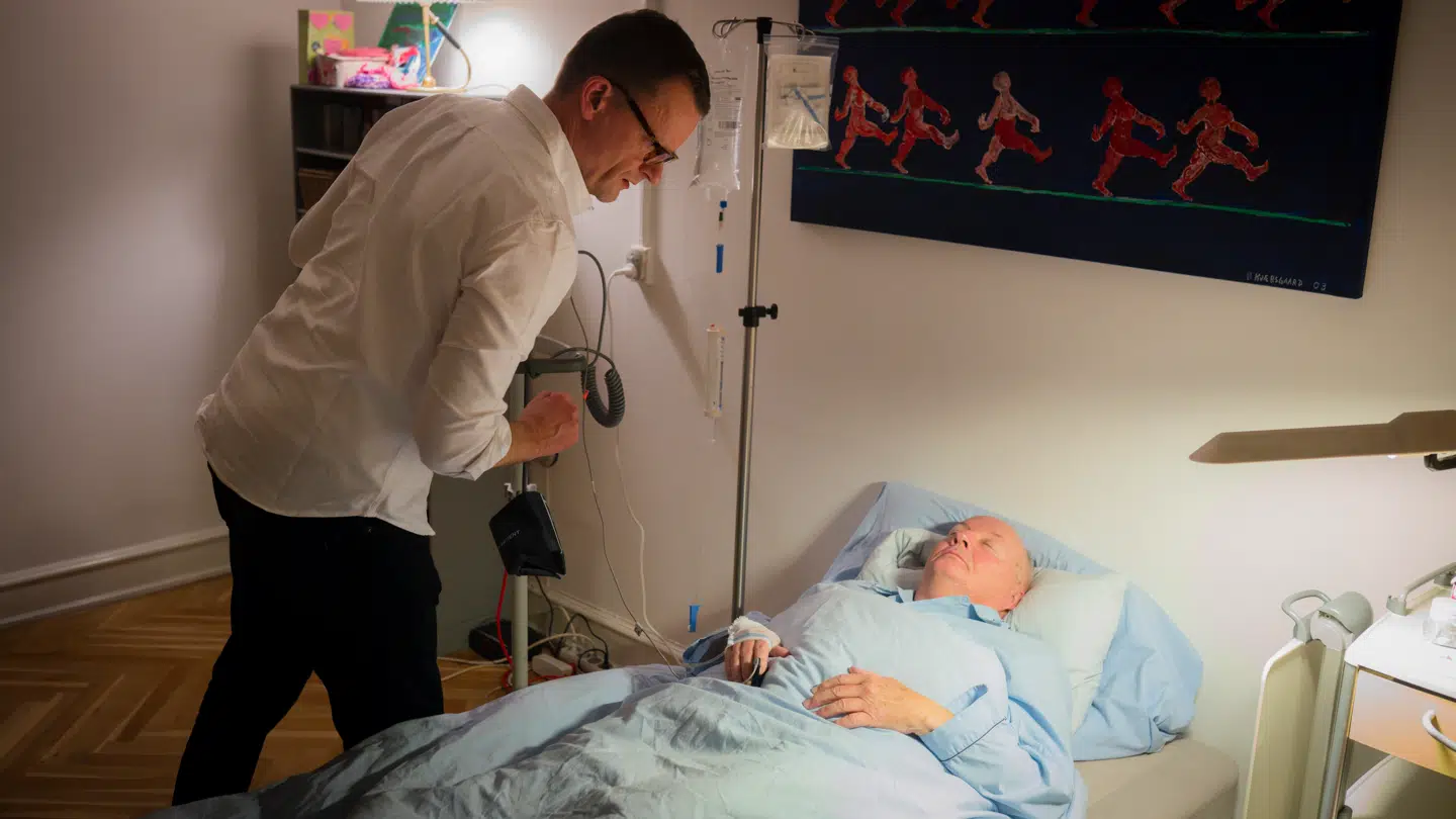 Allerede i starten af første afsnit, 'Vågekoner', i den nye 'Klovn'-sæson kan man skimte Frank Hvams nye, sorte høreapparat bag øret.