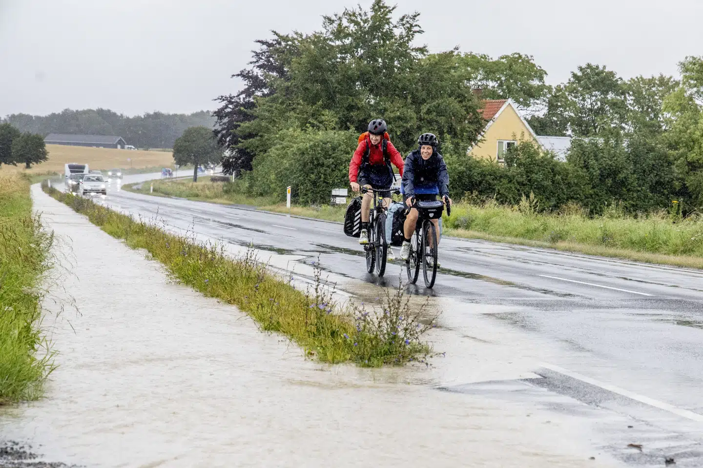 En cykelsti på Møn var næsten omdannet til et vandløb efter massive regnmængder i juli. (Arkivfoto).