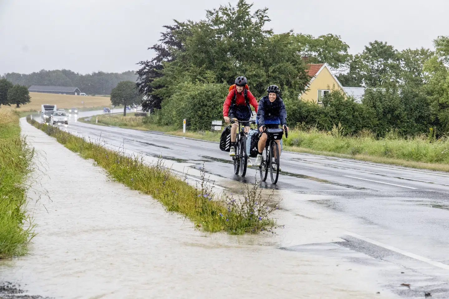 En cykelsti på Møn var næsten omdannet til et vandløb efter massive regnmængder i juli. (Arkivfoto).