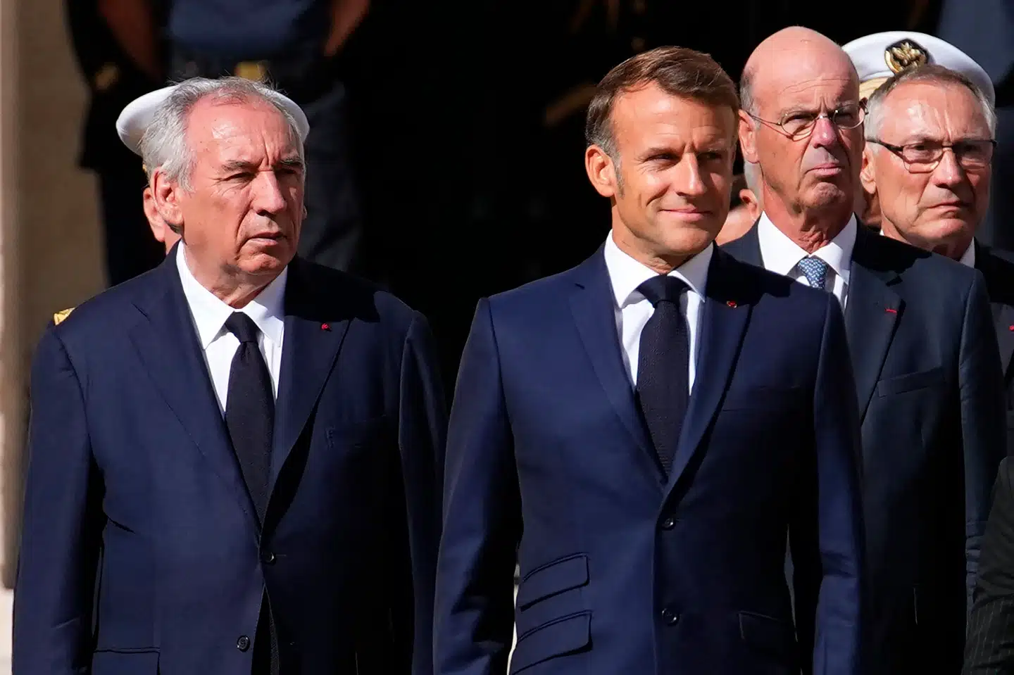 Frankrigs premierminister, François Bayrou (tv.), er fortid, og præsident Emmanuel Macron skal finde en ny. Det koster hele Europa dyrt.