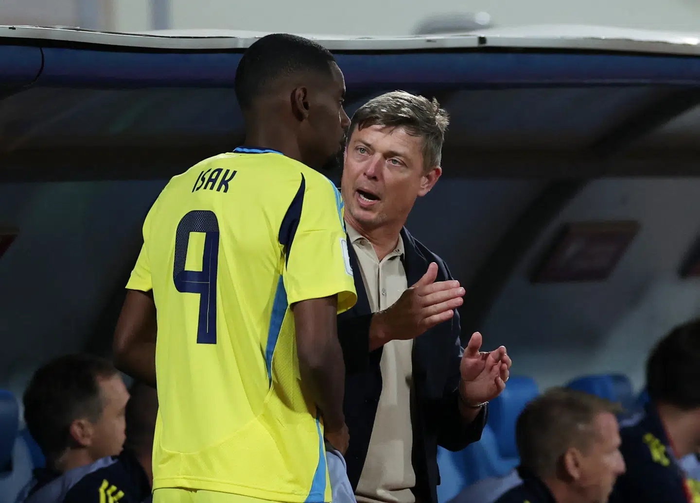 Jon Dahl Tomasson med stjerneangriberen Alexander Isak, der blev skiftet ind i kampen mod Kosovo.