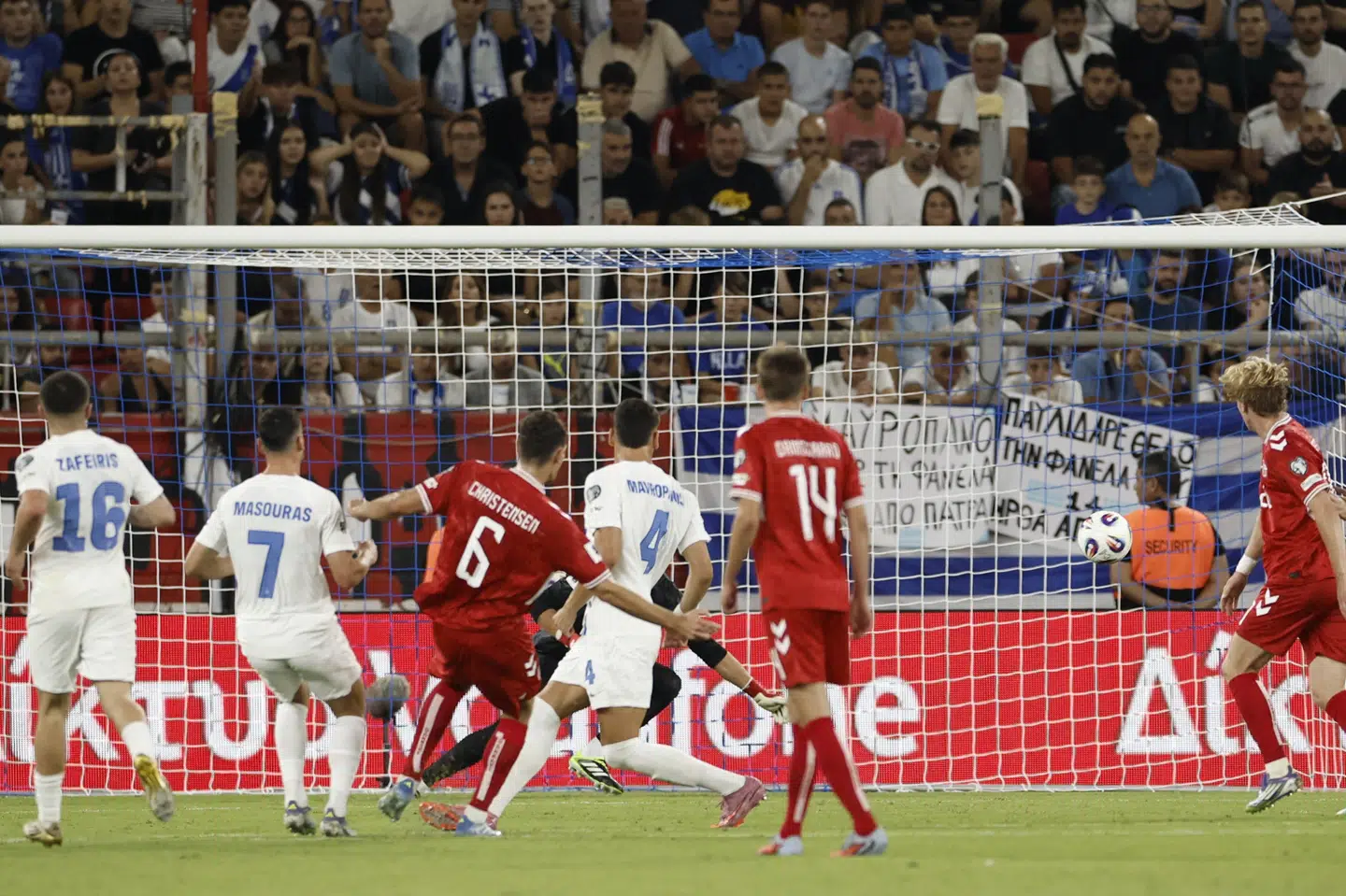 Andreas Christensen får stor ros for sin kamp mod Grækenland. Her scorer han til 2-0.