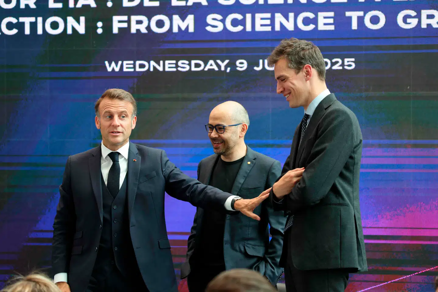 Frankrigs præsident, Emmanuel Macron, (til venstre) på scenen ved et arrangement i London om kunstig intelligens i juli 2025 sammen med topchefen for franske Mistral, Arthur Mensch (til højre), og topchef Demis Hassabis (i midten) fra Googles DeepMind Technologies.