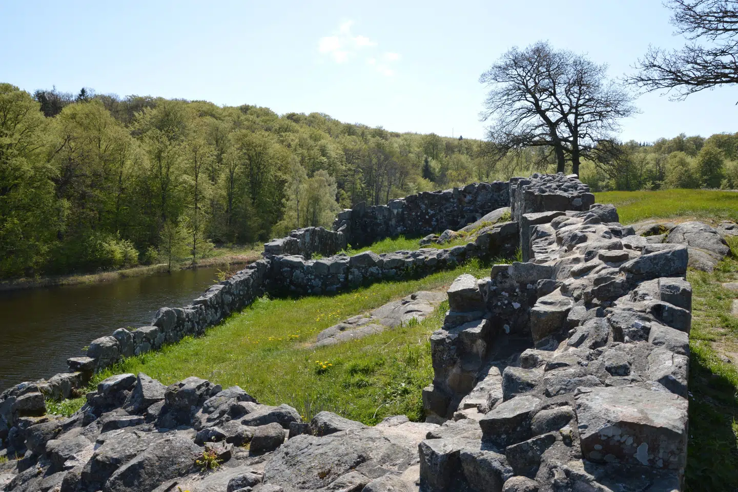 Under ruinerne ved Lilleborg på Bornholm gemmer der sig borg helt tilbage fra jernalderen, bekræfter nye undersøgelser. (Arkivfoto).