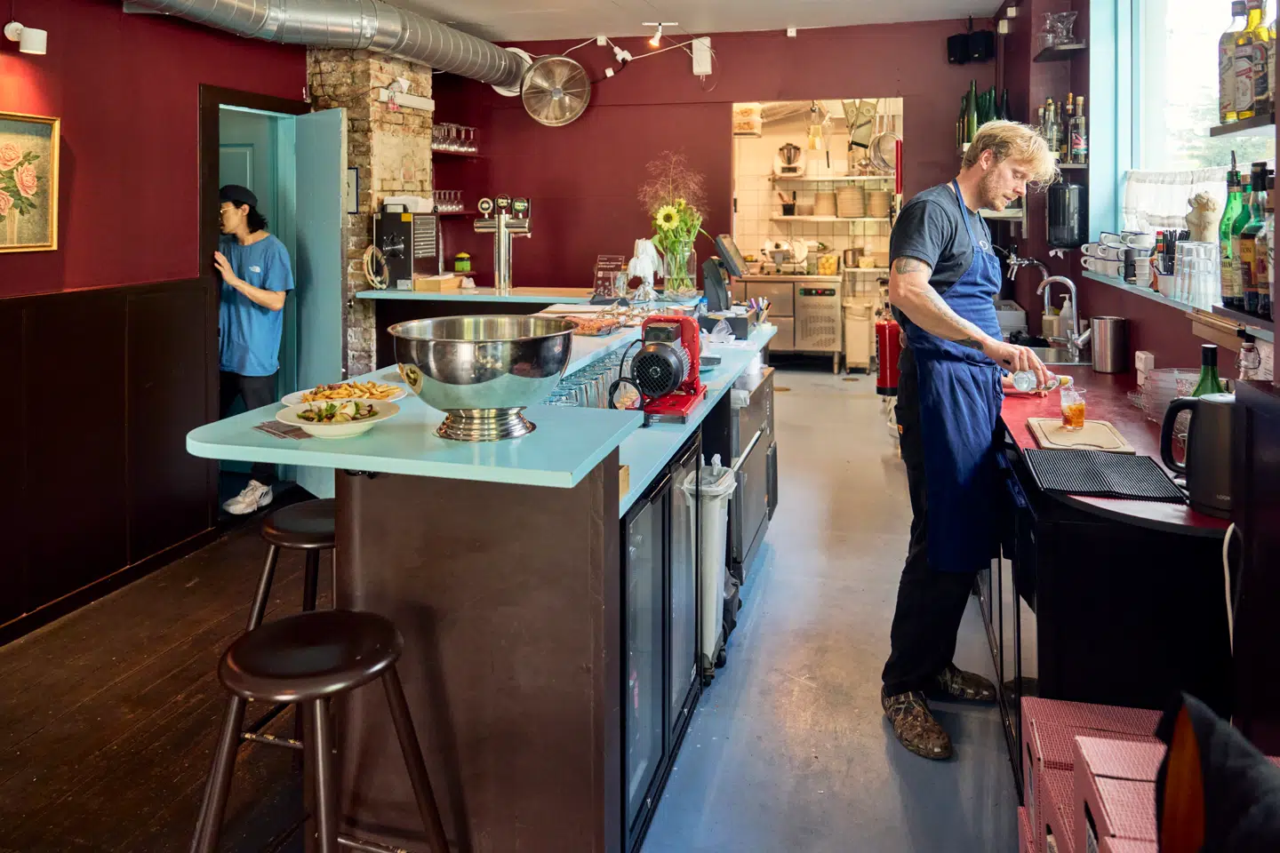 Her får du afslappet cafémad til meget fornuftige priser – dog med en helt anden samvittighedsfuld og velsmagende karakter end 1990ernes bevidstløse cafékøkken.