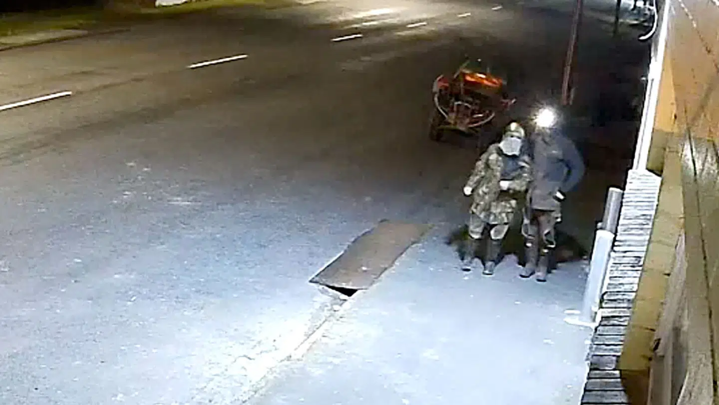 Det er faktisk kun lidt over en uge siden, at et overvågningskamera optog Tom Phillips og et af børnene under et indbrudsforsøg.