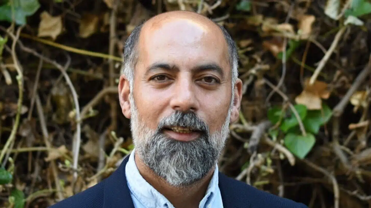 Fatih Baran er byrådsmedlem og spidskandidat for Enhedslisten i Brøndby Kommune. Nu udfordrer nye oplysninger hans forklaring i en opsigtsvækkende sag om hyldest af en terrorleder.