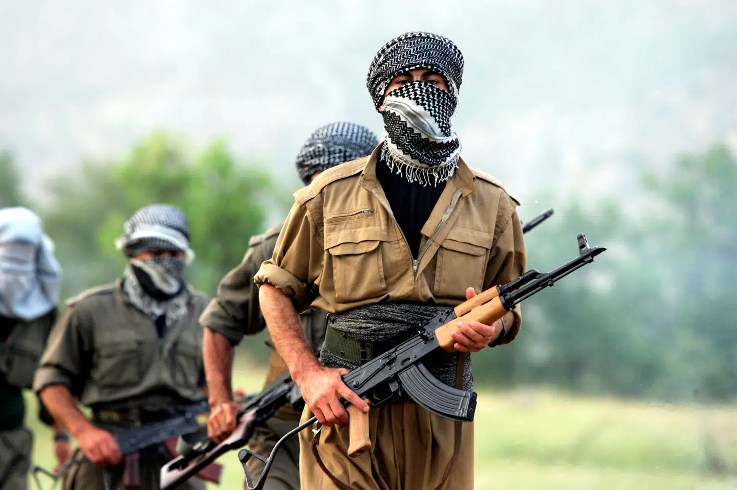 PKK er af både EU og USA stemplet som en terrororganisation og har gennem årene stået bag flere voldsomme angreb, hvor civile er blevet dræbt. Her ses bevæbnede medlemmer af PKK. Arkivfoto fra 2007.