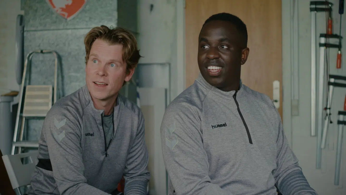 Thue Ersted Rasmussen som Jonas i 'Sunday'. Her ved siden af Melvin Kakooza, der spiller Sunday'.