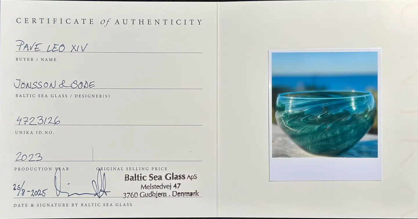 På skålens certifikat fik Baltic Sea Glass lov til at skrive, at gaven var til Paven.