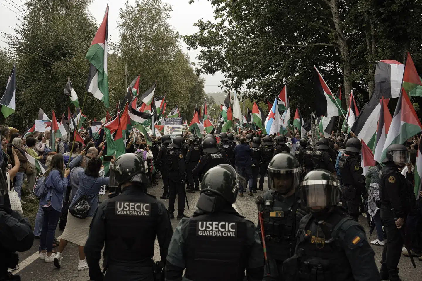 16. etape af Vueltaen blev stoppet otte kilometer fra mål på grund af en stor demonstration længere fremme på ruten.
