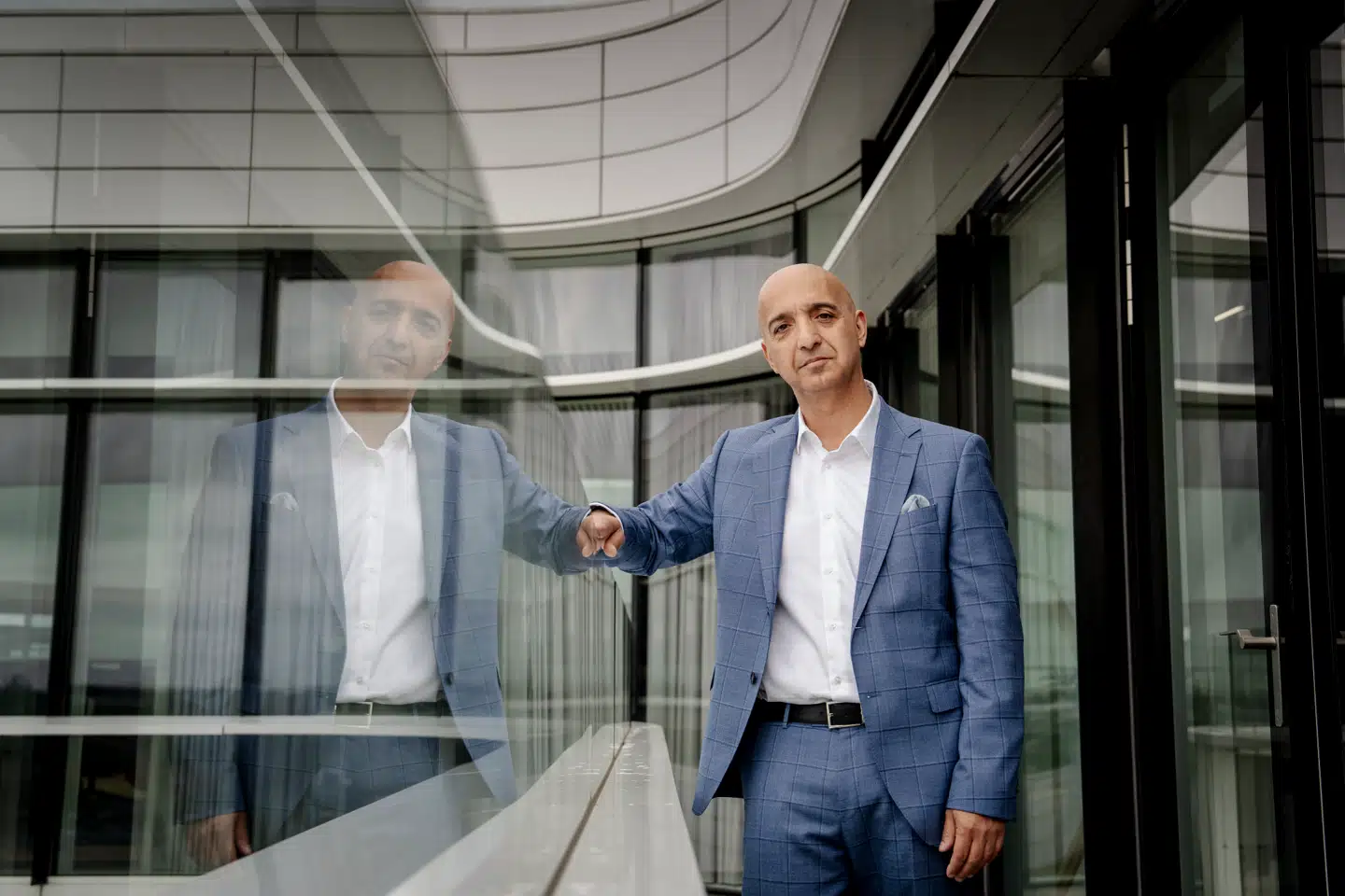 Mike Doustdar tiltrådte som topchef for Novo Nordisk 7. august – godt en måned senere gennemfører han en stor nedskæring.