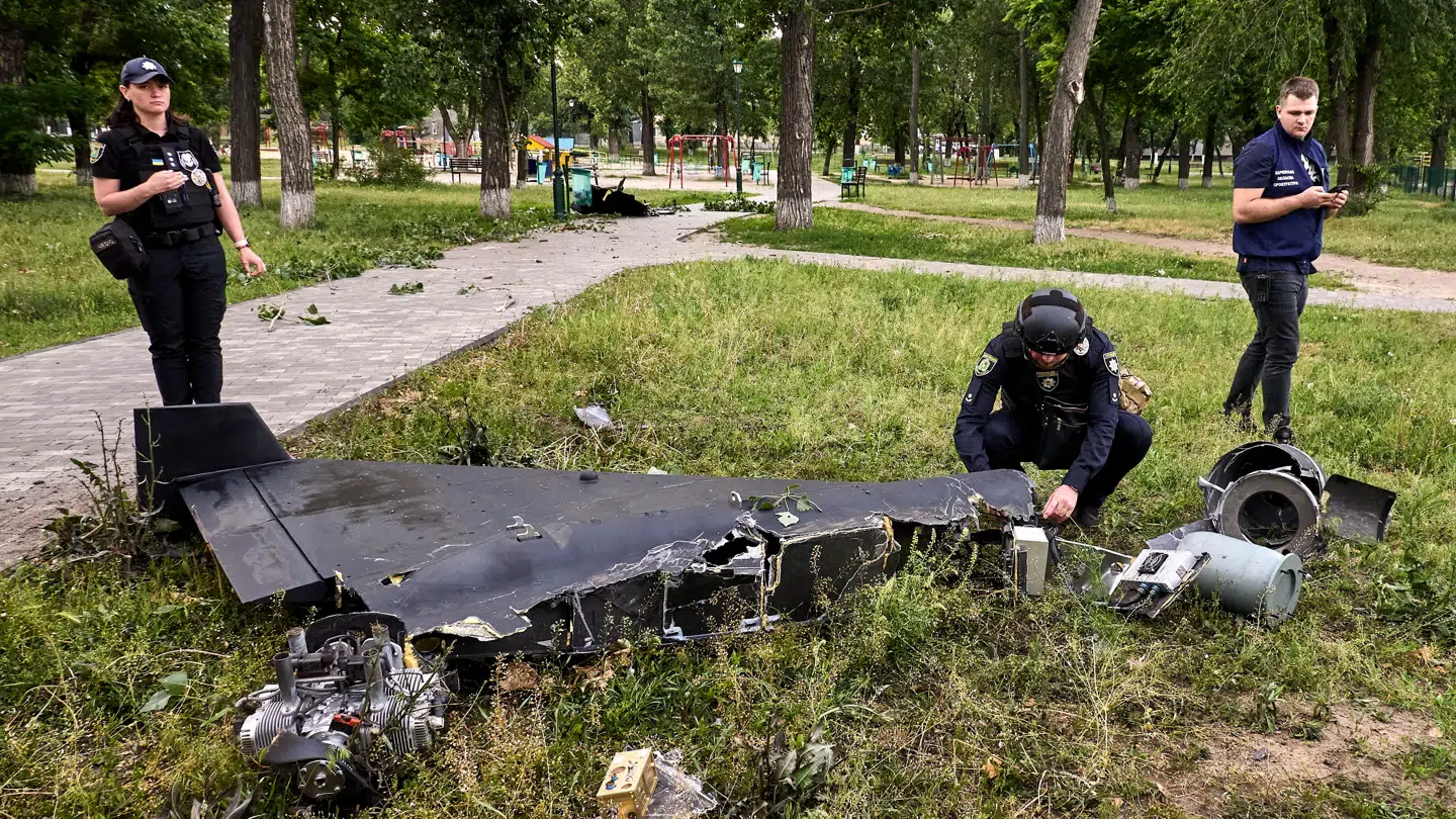 Polen har natten til onsdag skudt en række russiske Shahed-droner ned. Her er vragresterne af en, som tidligere er blevet skudt ned over Ukraine.
