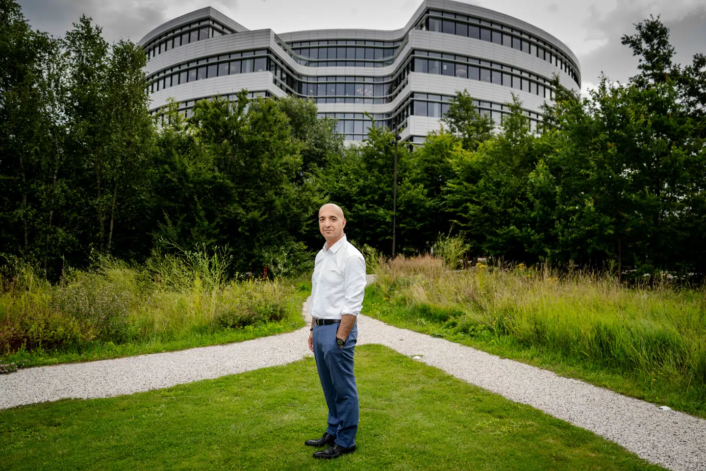 Mike Doustdar foran Novo Nordisks hovedkvarter i Bagsværd. 5.000 danske medarbejdere vil blive afskediget de kommende måneder.