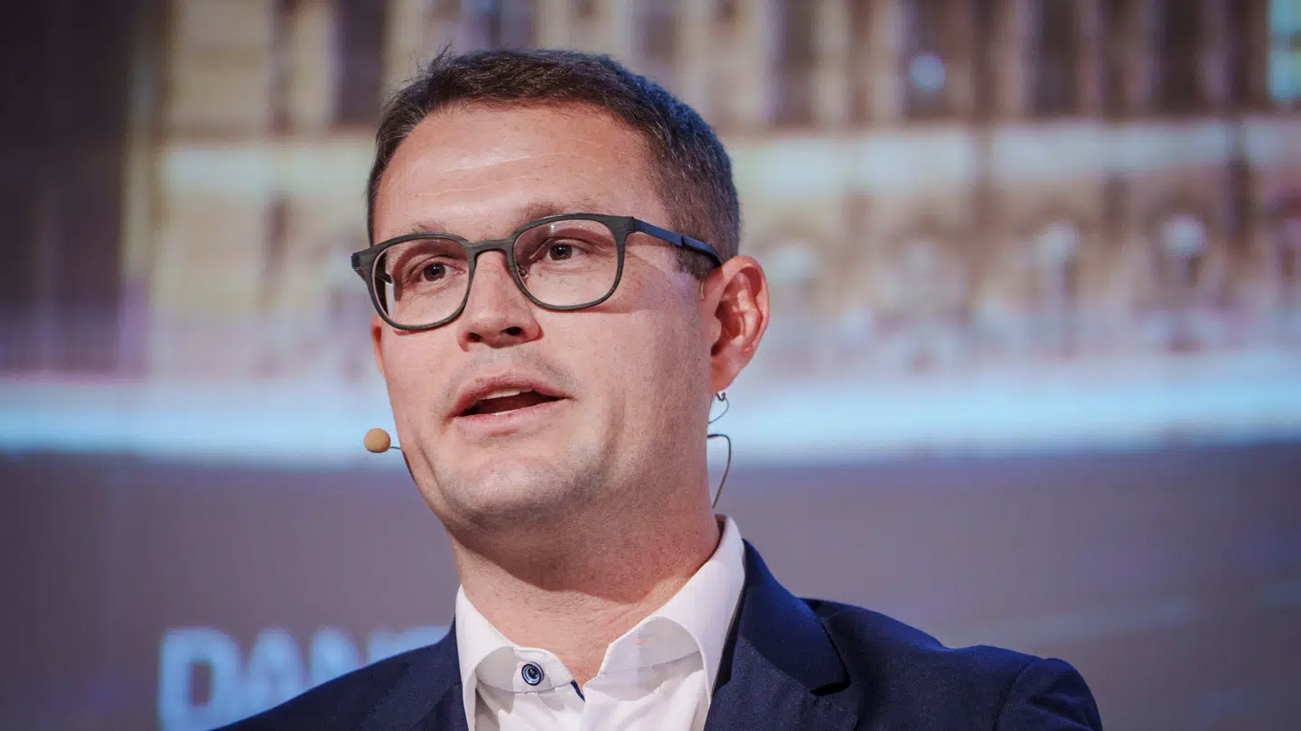 »Enhedslisten må tage ansvar her. De skylder danskerne et klart svar: tager man afstand eller accepterer man, at ens egne topkandidater hylder terrorister? Det her handler om noget så grundlæggende som demokratiets værdier,« siger Christian Rabjerg.