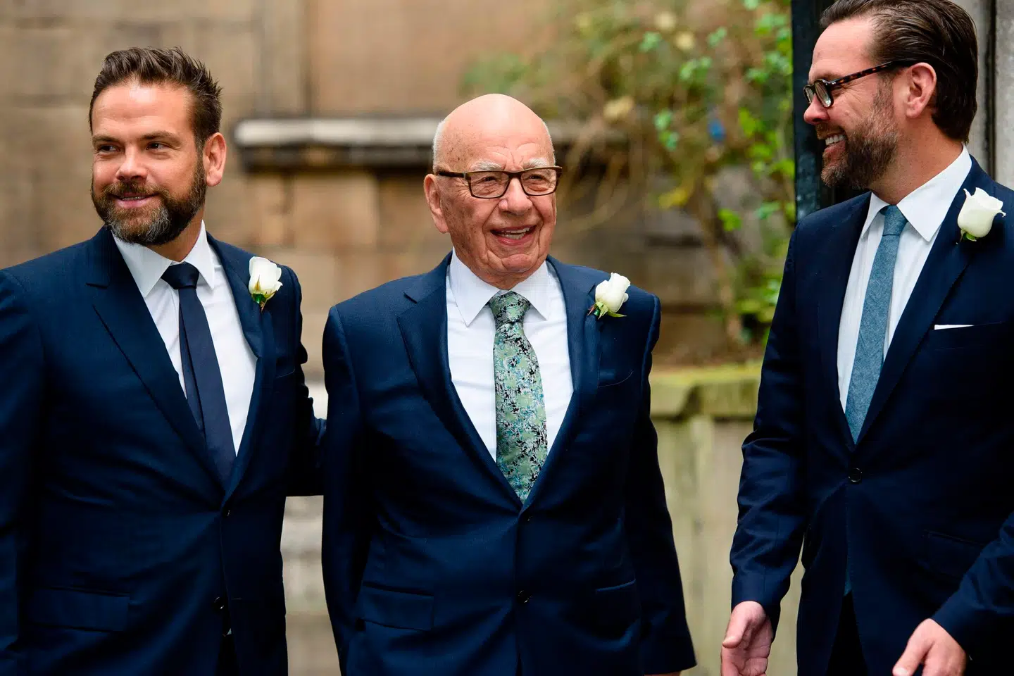 Rupert Murdoch med sine sønner Lachlan (t.v) og James (t.h.) Arkivfoto: Leon Neal, AFP / Scanpix