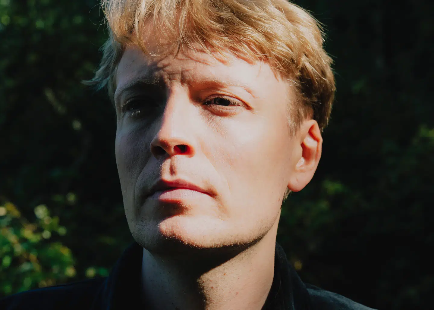 Glenn Bech har altid haft et mål for øje – vidst, hvad der skulle til for at bryde ud og komme væk fra sit ophav. Nu har han opnået det hele, men en ny uro har indfundet sig i ham.