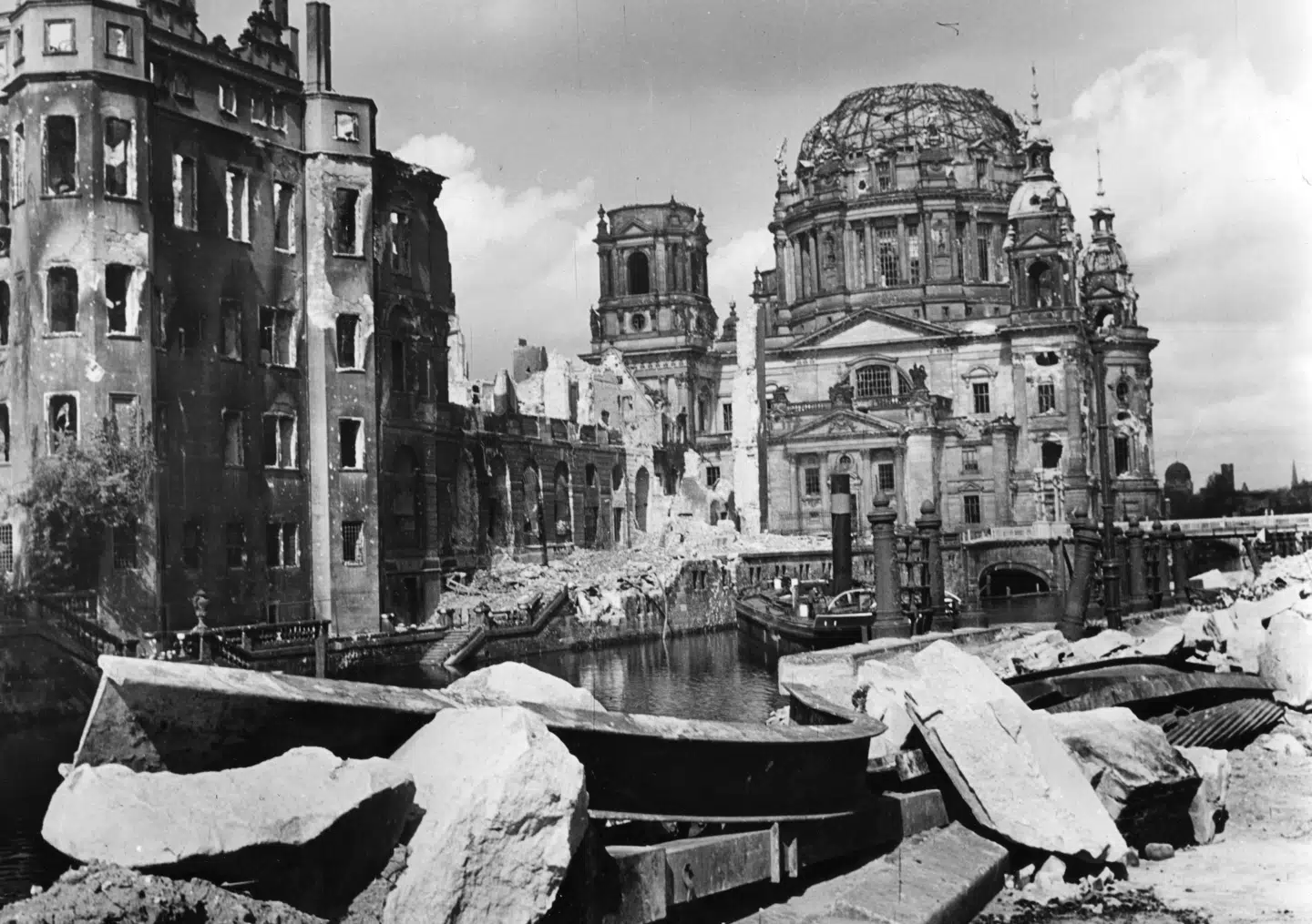 Berlin 1945, efter krigen. Oliver Hilmes bog lader både ukendte og menige stemmer fortælle om deres oplevelser efter Hitlers selvmord og Det Tredje Riges nederlag.