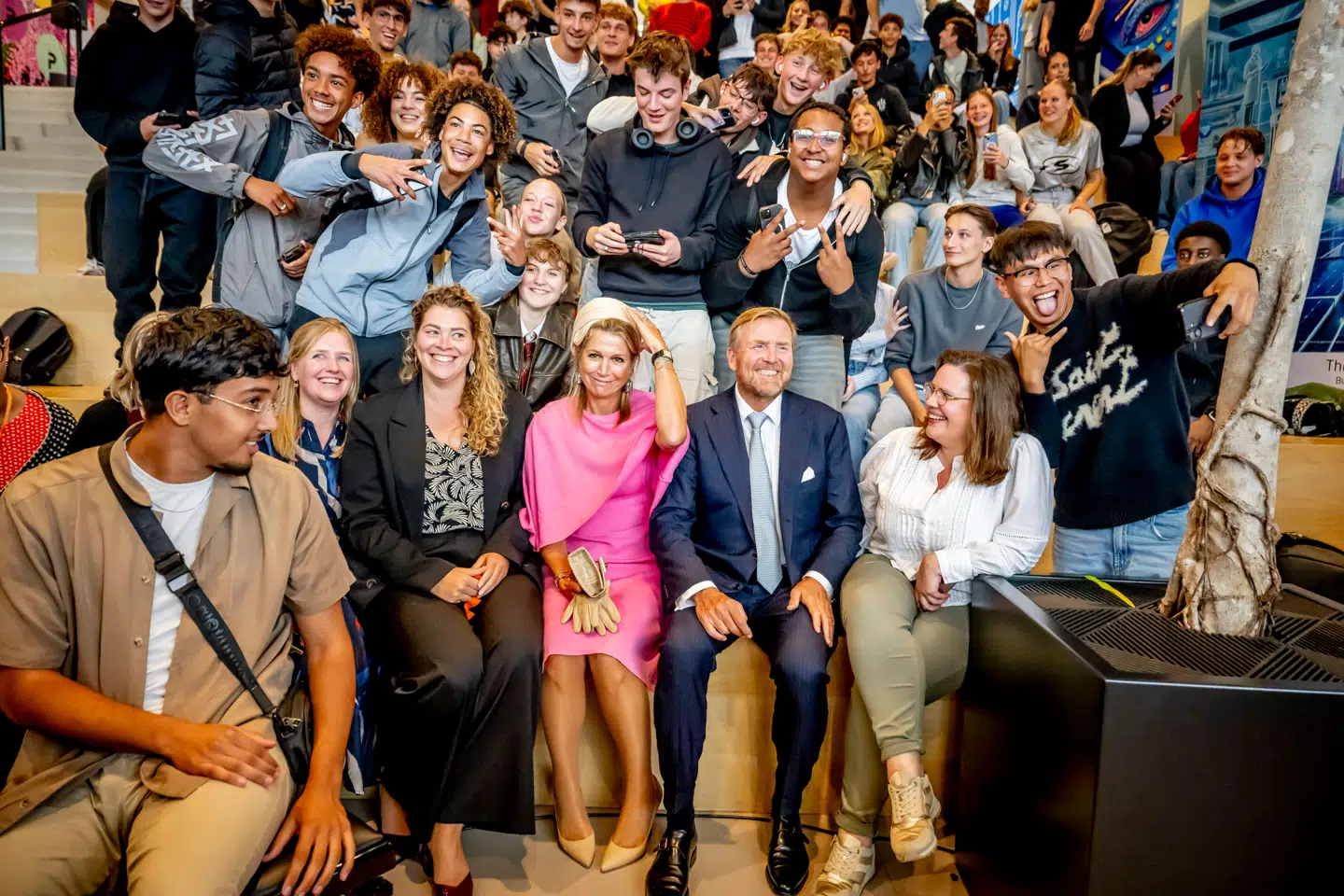 Det var den unge mand i sort hættetrøje og høretelefoner om halsen, der kom til at daske til dronning Maxima.