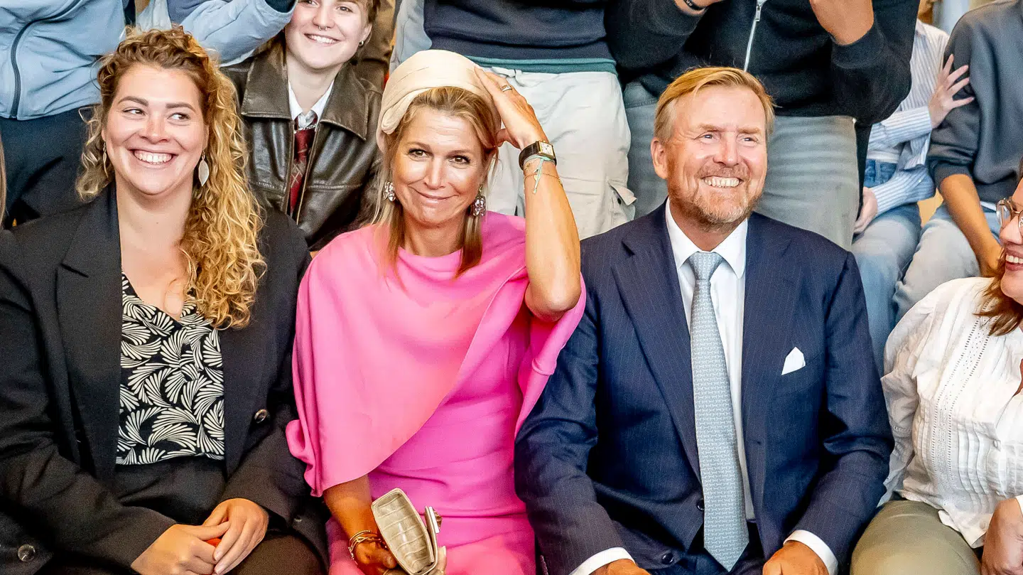Dronning Maxima (i midten) får lige akkurat styr på sin hovedbeklædning, inden den falder af.