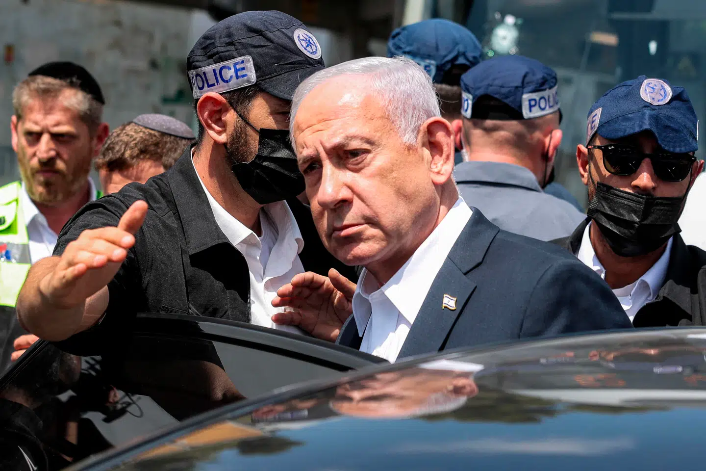 Netanyahu ved gerningsstedet for et terrorangreb i Jerusalem mandag. Det var mordet på seks israelere ved et busstoppested, der fik den israelske premierminister til at beordre attentatforsøget mod Hamas' ledelse i Qatar.