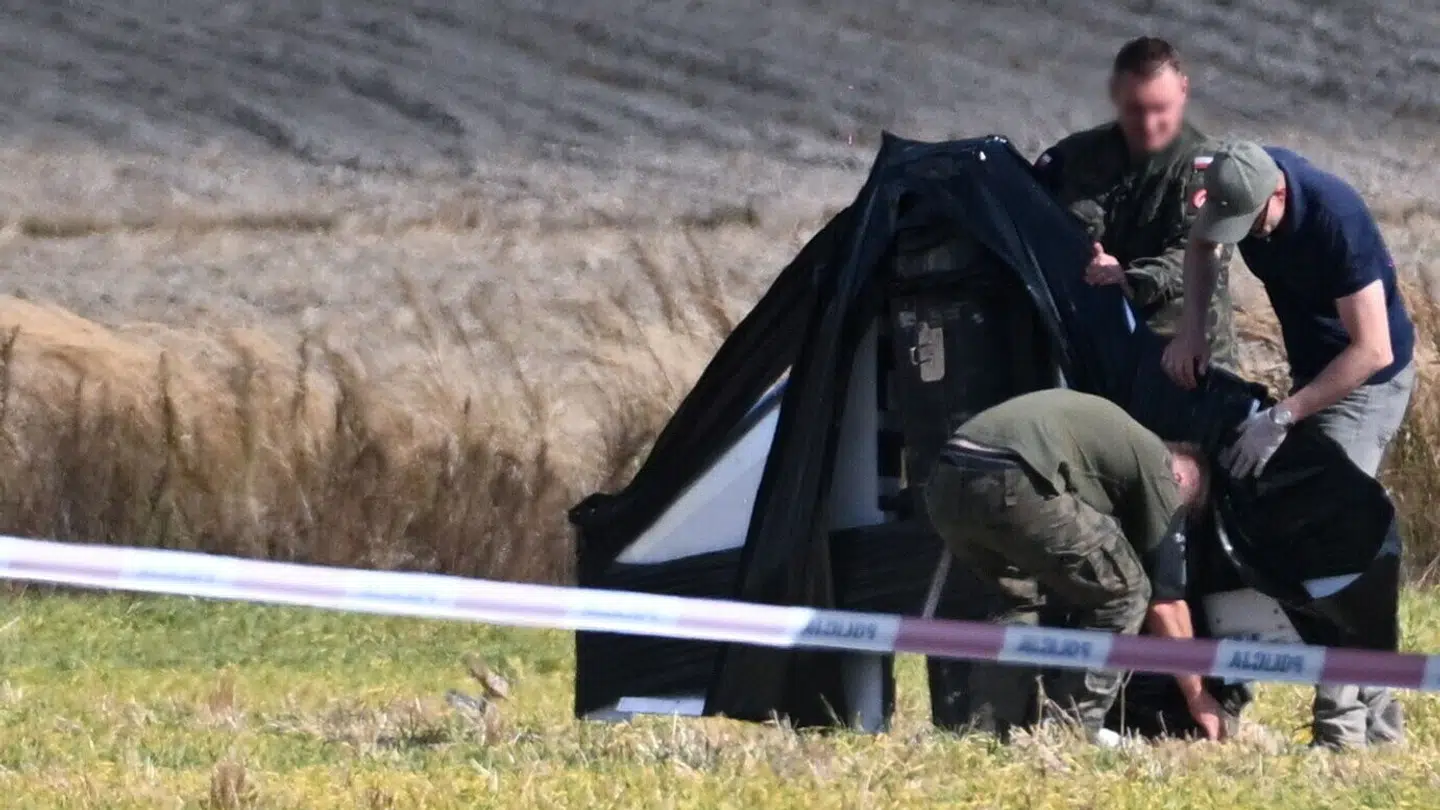 Polske myndigheder i gang med at samle dele af en russisk drone op i det østlige Polen.
