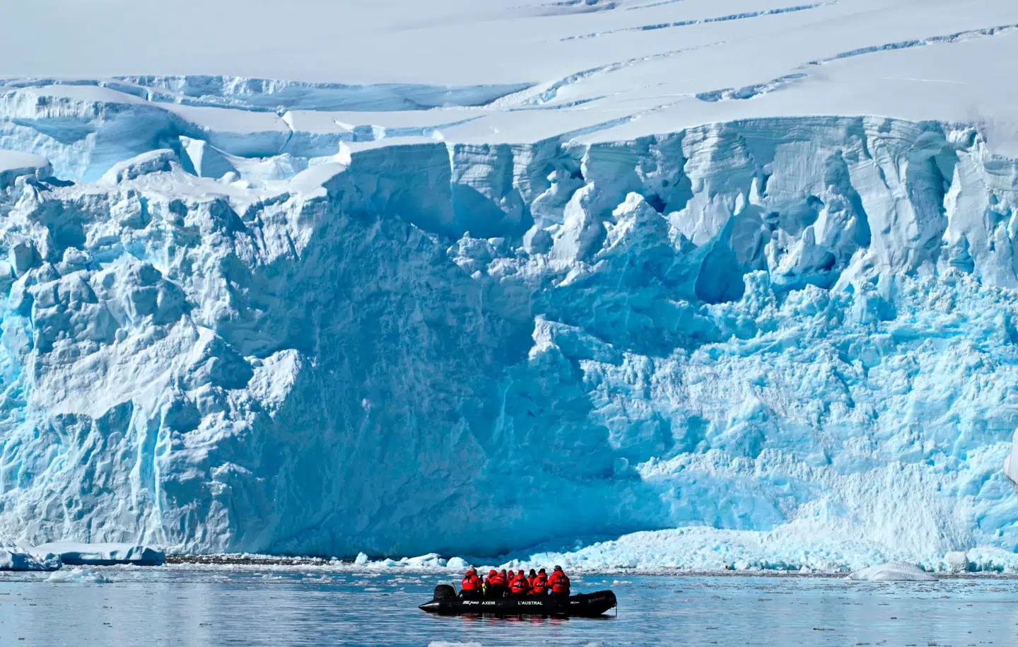 Isfronten af Antarktis hviler i vid udstrækning direkte på havbunden, hvilket gør isen sårbar for havtemperaturstigninger. Turister på besøg i Antarktis i januar i fjor.