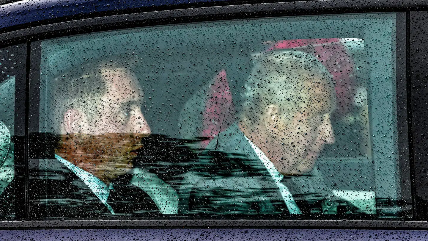 Kongen fotograferet, da han tidligere på dagen ankom til Clarence House i London.