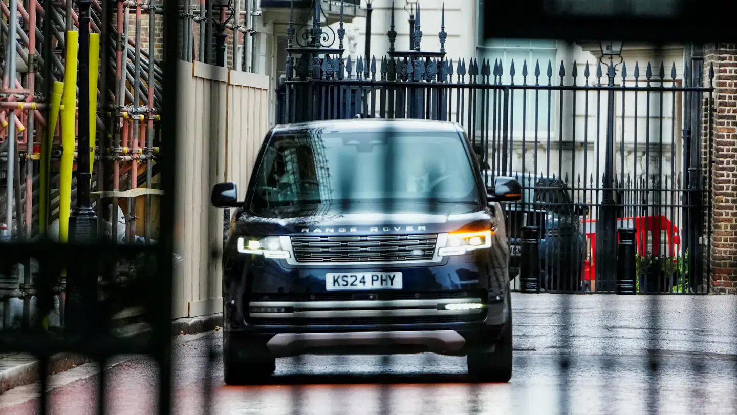 Bilen med prins Harry ankom ved halv seks-tiden britisk tid.