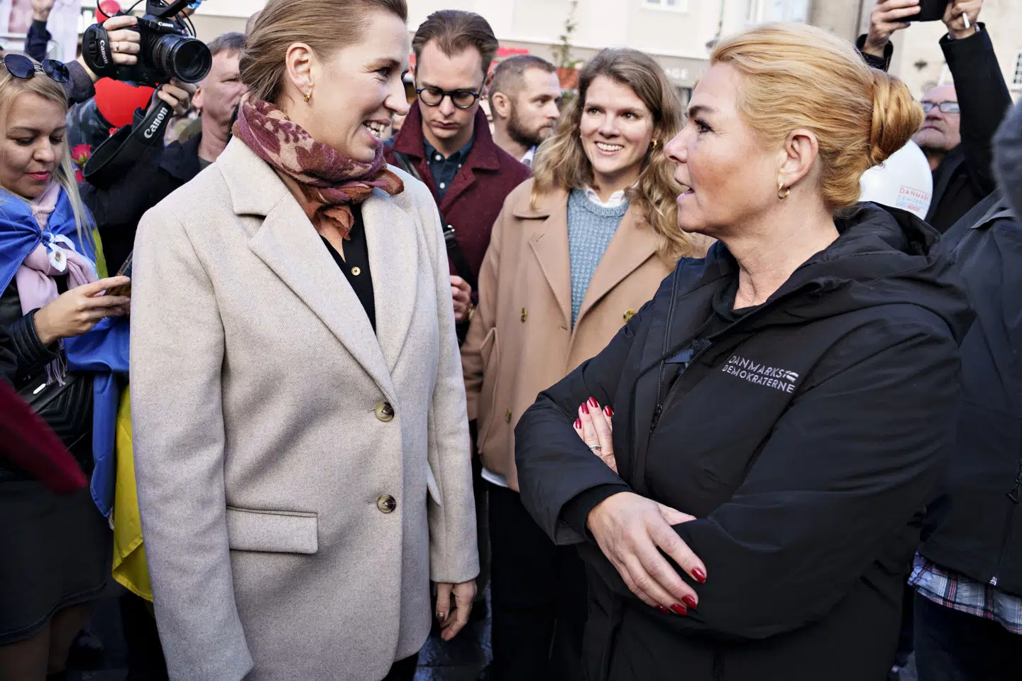Socialdemokratiets formand, Mette Frederiksen, og Danmarksdemokraternes formand, Inger Støjberg, var begge på gaden i Aalborg for at hænge valgplakater op under valgkampen i 2022. (Arkivfoto).