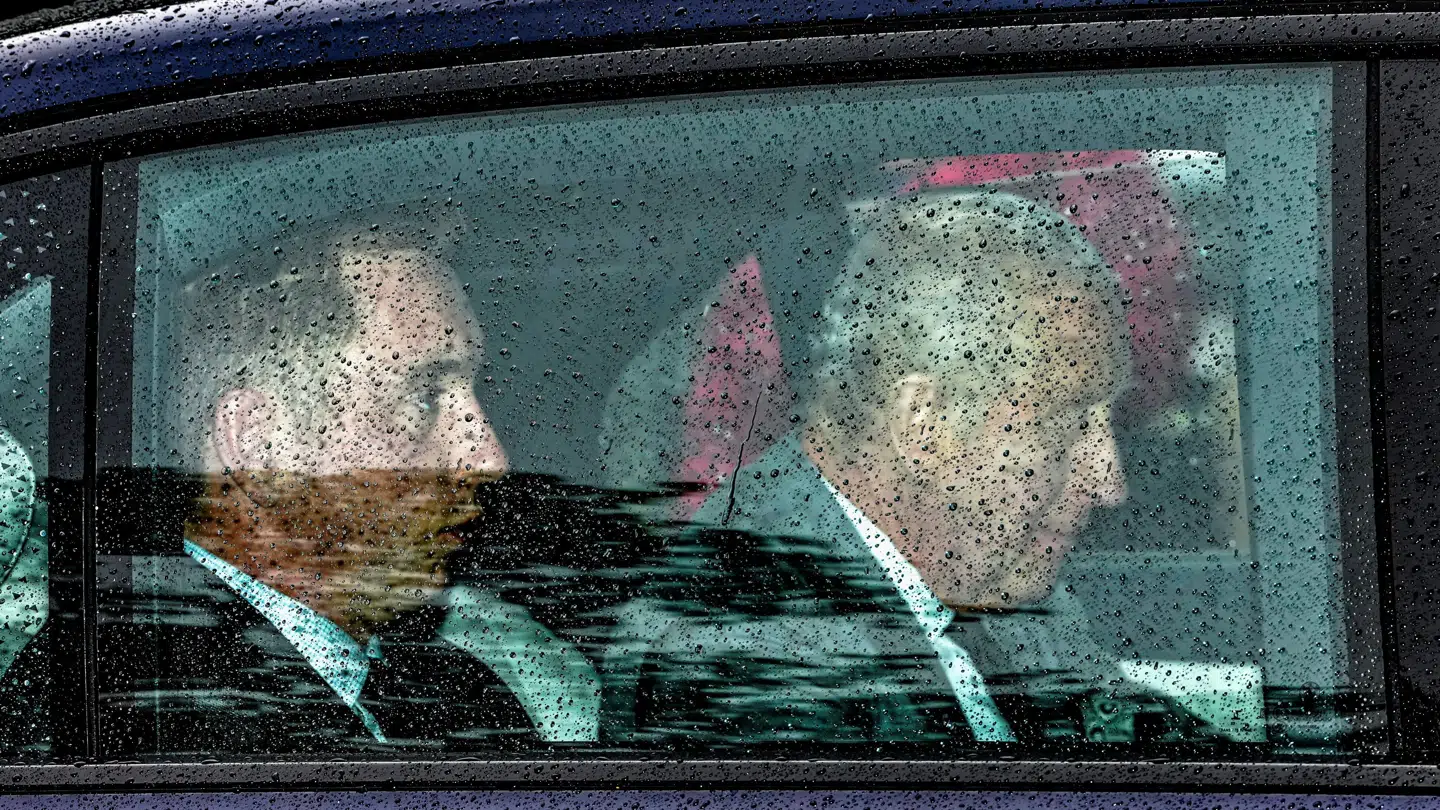 Kong Charles fotograferet, da han onsdag eftermiddag ankom til Clarence House efter et besøg i Skotland.