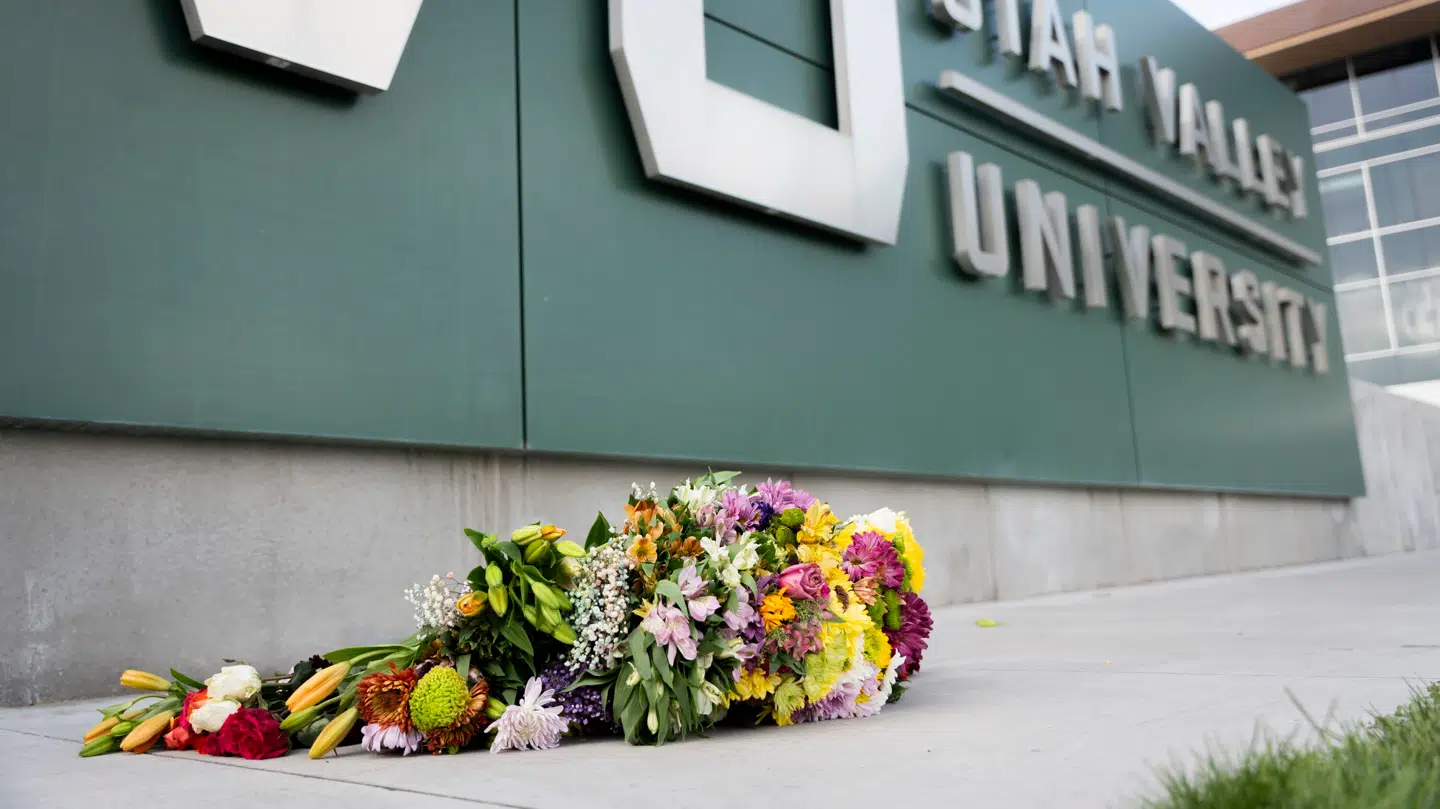 Blomster er blevet lagt efter skyderiet mod Charlie Kirk medstifter af den konservative ungdomsorganisation Turning Point USA.