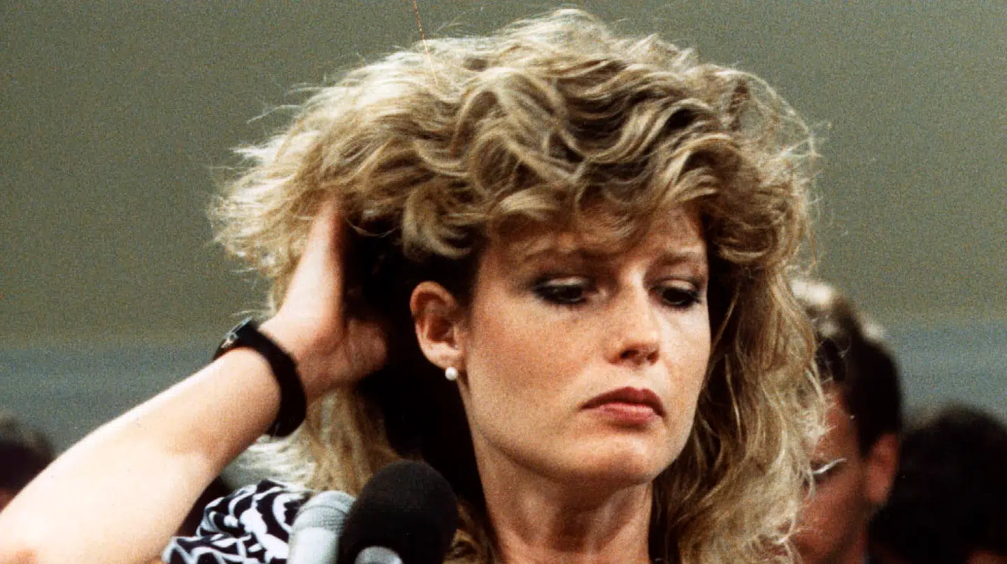 Fawn Hall fotograferet under en høring i 1987 efter at Iran-Contra-affæren var blevet afsløret.