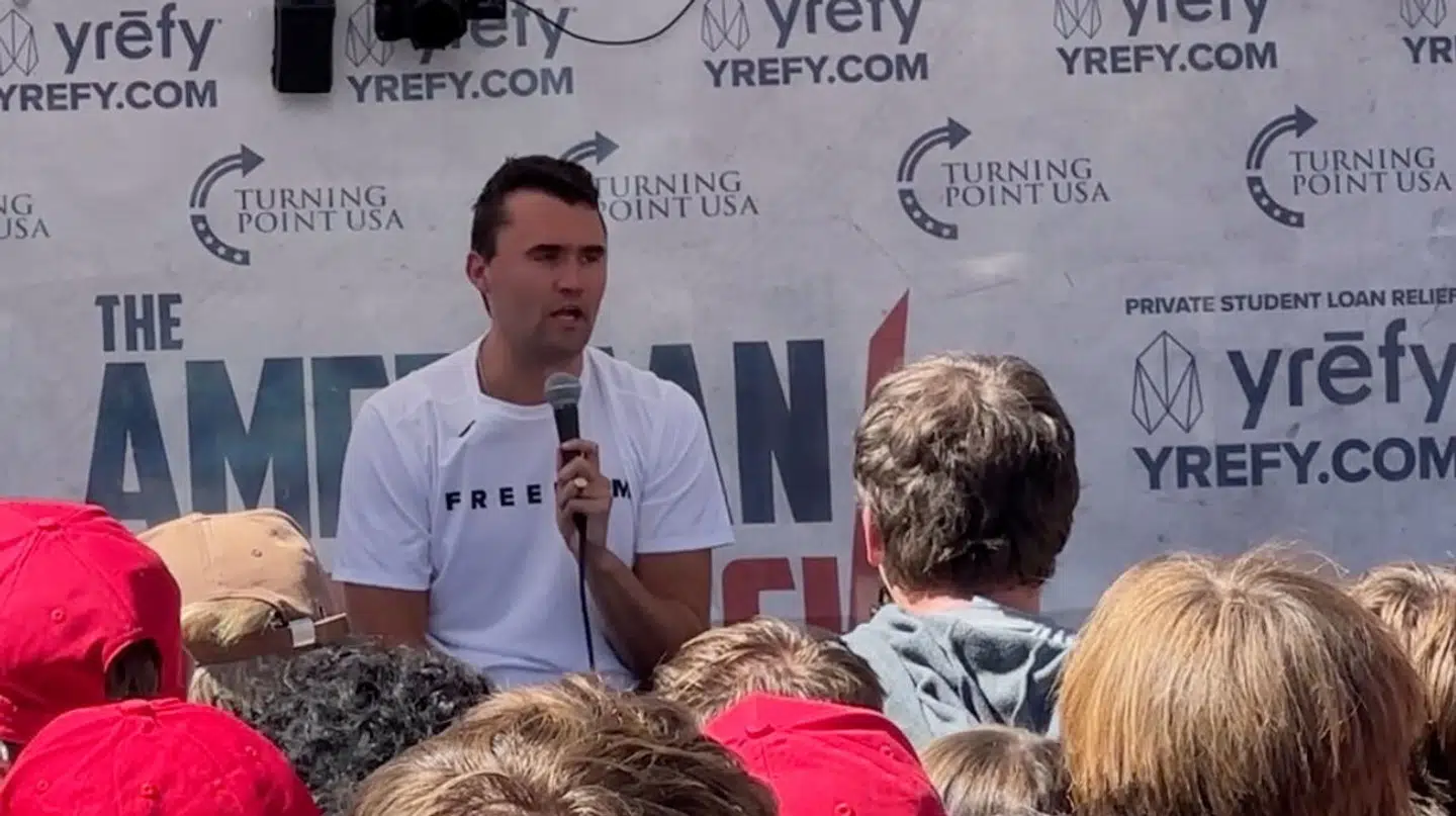 Charlie Kirk på scenen på Utah Valley University, hvor han kort efter blev skudt.