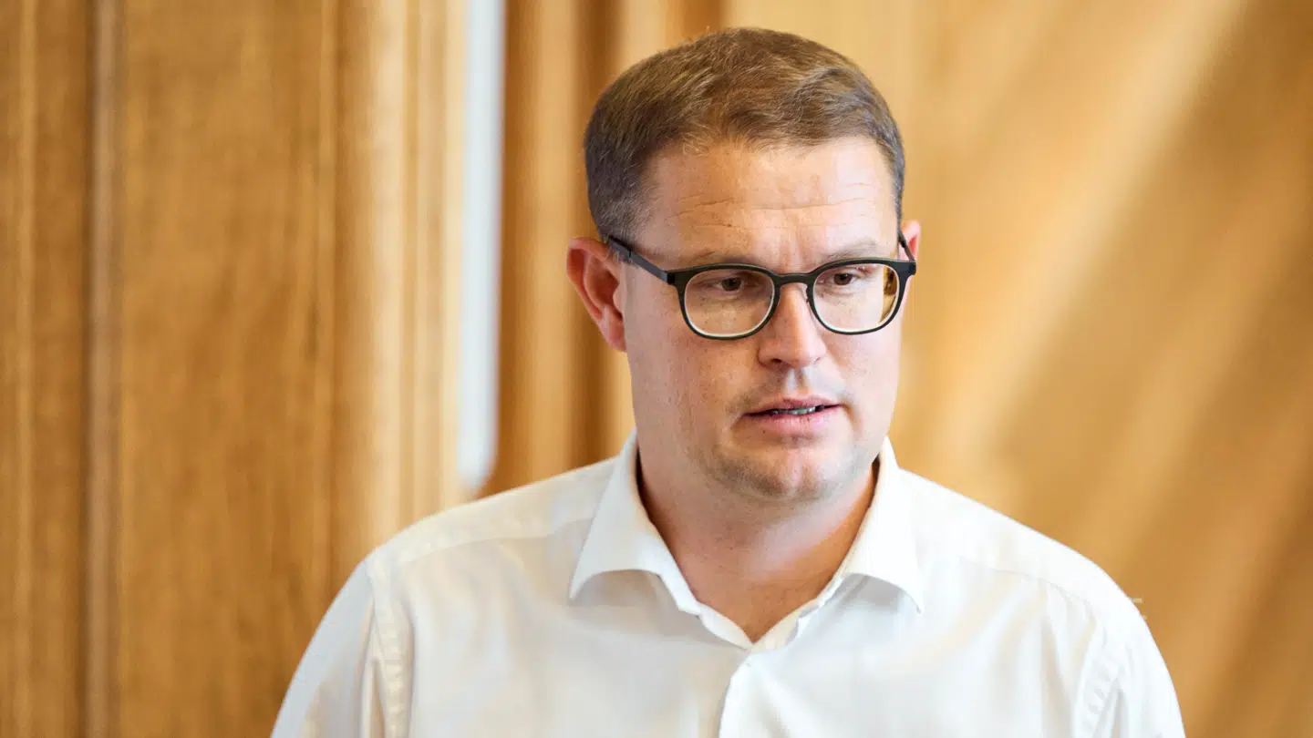 Socialdemokratiets politiske ordfører, Christian Rabjerg Madsen, kritiserer nu partiets folketingskandidat Magnus Barsøe.