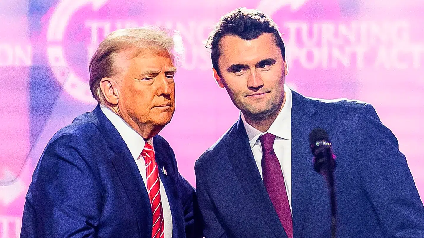 Charlie Kirk, der her ses med Trump, blev skudt onsdag under et debatmøde på Utah Valley University i den amerikanske delstat Utah. Han blev hastet på hospitalet, hvor han senere blev erklæret død.
