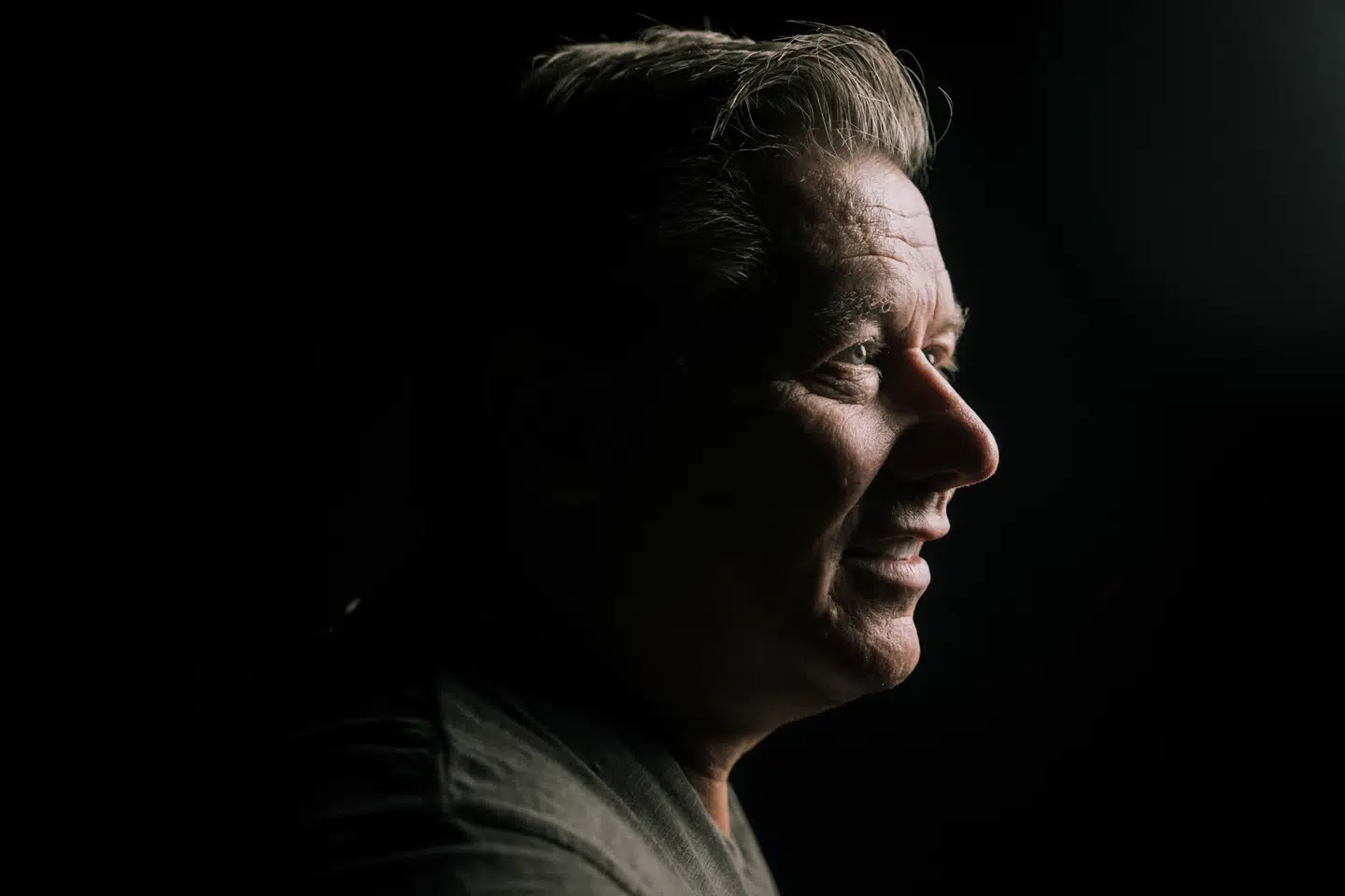 Jesper Laustrup Nielsen – bedre kendt som Kasi-Jesper – har i mere end ti år ligget i åben strid med sin tidligere arbejdsgiver, Pandora. Nu er han blevet begæret personligt konkurs af smykkefirmaet, der desuden anklager ham for »svindelnumre«.