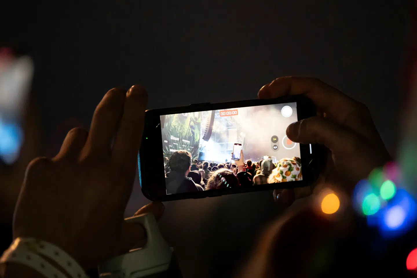 Enhver med en smartphone kan nu bestemme, hvem og hvad der skal deles med offentligheden. Arkivfoto: Silas Stein, Scanpix.