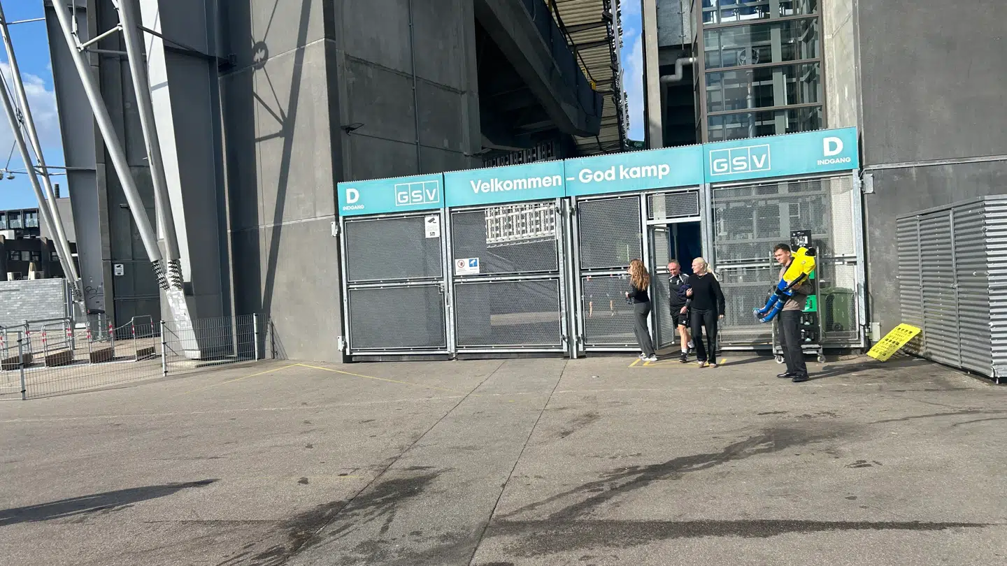 Cooper dukkede op kort efter kl. 11 og gik direkte på træningsbanen.