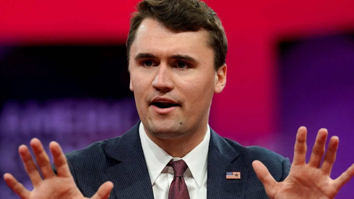 Charlie Kirk blev skudt i halsen onsdag aften dansk tid. Han blev erklæret død senere samme aften.