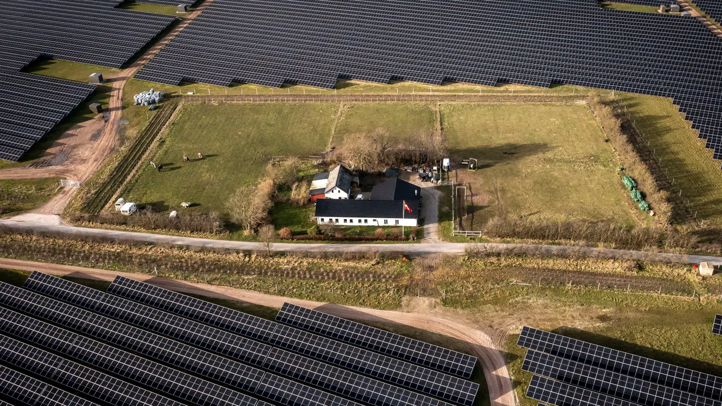 Arkivfoto. Solcelleanlæg på 340 hektar omkranser landsbyen Hjolderup vest for Aabenraa, i februar 2023.