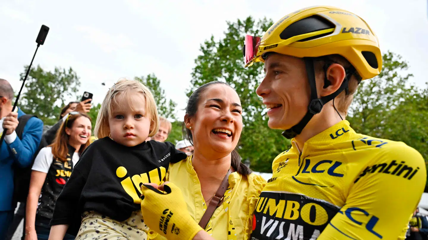 Jonas Vingegaards hustru, Trine, vakte stor opsigt til Tour de France, hvor hun udtalte sig åbenmundet i et storomtalt interview. Billedet her er fra Tour de France i 2023. Et løb, han ikke har vundet siden.
