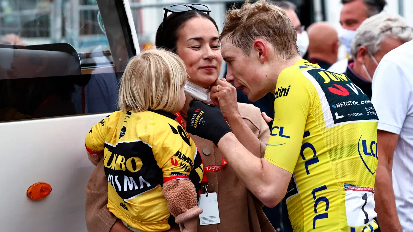 Jonas Vingegaard har tit og ofte haft sin familie med til cykelløb. Han og Trine har to børn, Frida og Hugo.