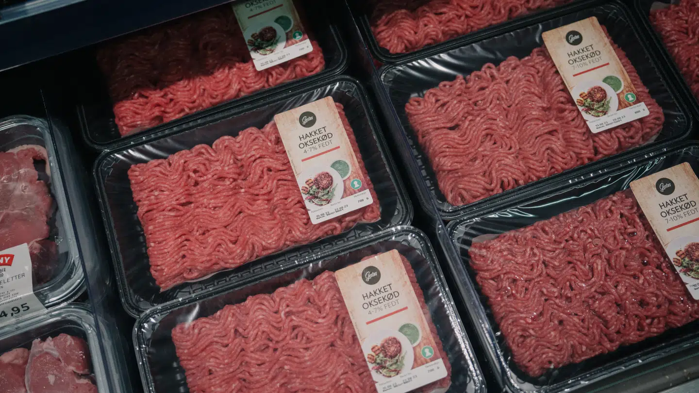 Blandt andet oksekød er steget heftigt i pris, og skatteministeren undrer sig over, at de blå partledere ikke har lavere moms på fødevarer med i deres 50 punktsplan for en mulig blå regering.