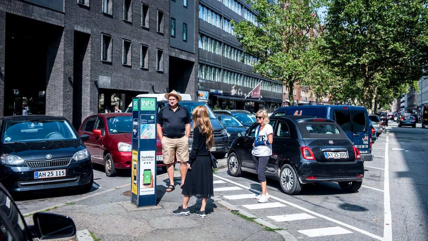 Det er blevet sværere at parkere i København, og det går ud over butikkerne, siger brancheforeningerne.