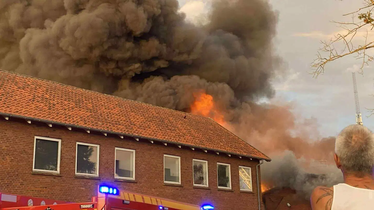 Tidligere på aftenen var branden relativt voldsom, siger vagtchefen.