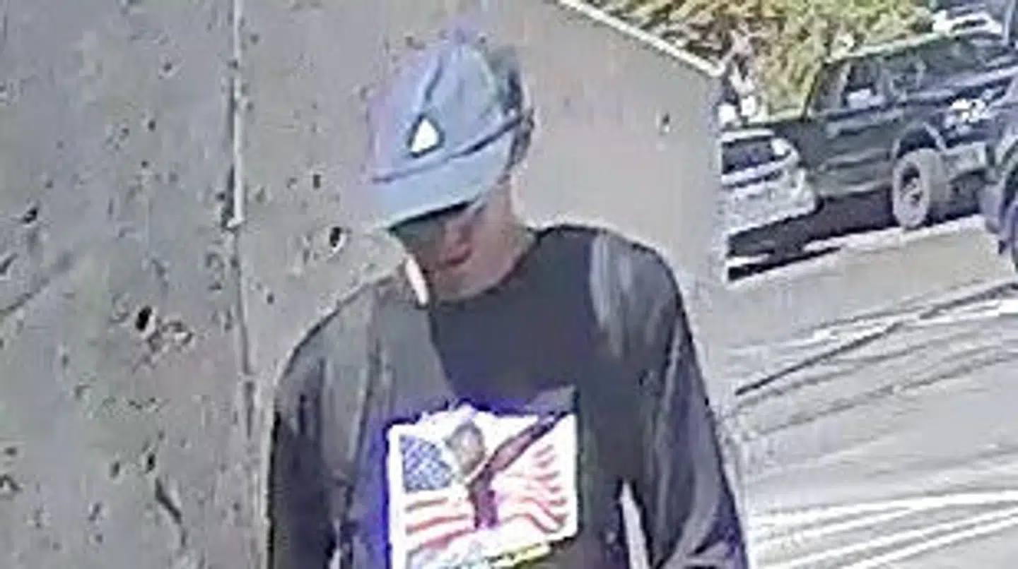 Her er det billede som politiet frigav af den formodede gerningsmand efter skudattentatet. Bemærk trøjen.