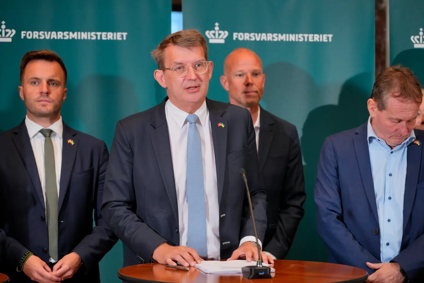 Forsvarsminister Troels Lund Poulsen (V), forsvarschef Michael Hyldgaard, direktør for Forsvarsministeriets Materiel- og Indkøbsstyrelse Per Pugholm og aftalepartierne afholder pressemøde om anskaffelsen af jordbaseret luftforsvar i Danmark.