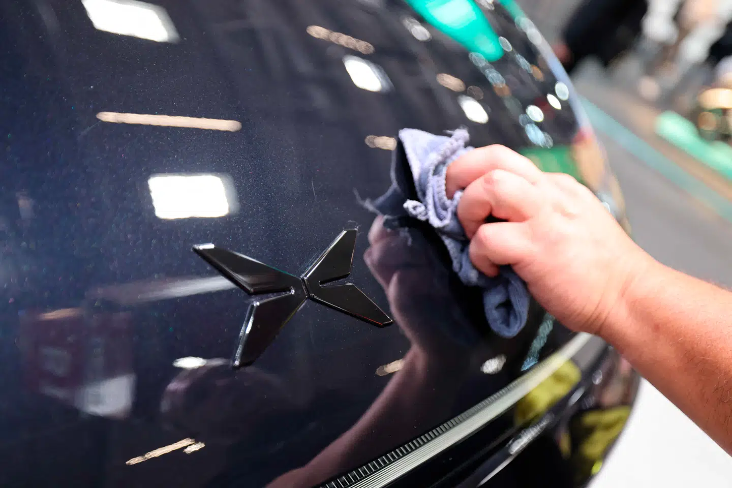 Logoet på en ny Xpeng-elbil bliver pudset på denne uges bilmesse i München i Sydtyskland. Selvom det kinesiske elbilsalg gik betydeligt tilbage i august og dermed trak væksten i verden ned, oplevede Xpeng ligesom Geely og Nio deres bedste salg nogensinde på verdens største bilmarked.